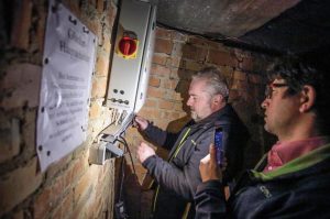 Stefan Maier (hinten) hier mit dem Vorsitzenden des Kirchengemeinderats Hermann Lüffe, verkabelt Essingens Gemeindehaus und den katholischen Kirchturm: Kabellos geht’s dann für die Essinger mit Freifunk ins Netz. Foto: Peter Schlipf